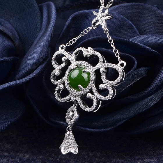 兰翠珠宝和田碧玉k白风铃叮当造型吊坠