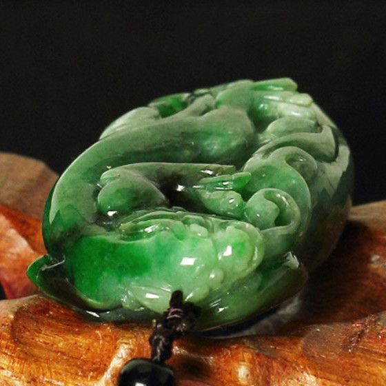 千色密码翠绿草龙a货翡翠吊坠