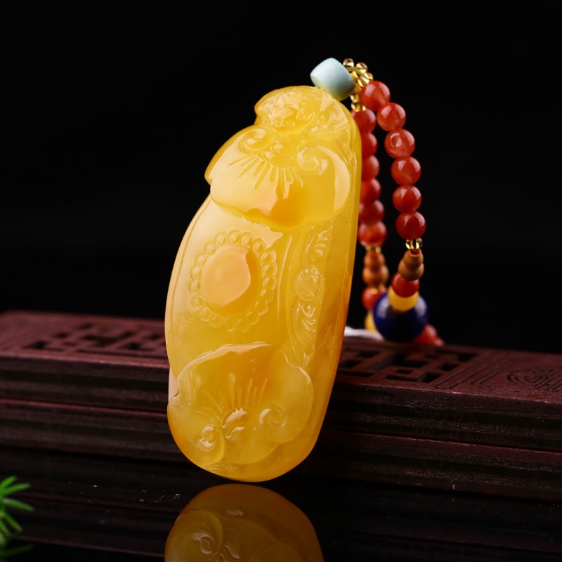 华翠缘鸡油黄俏色如意人生蜜蜡吊坠孤品