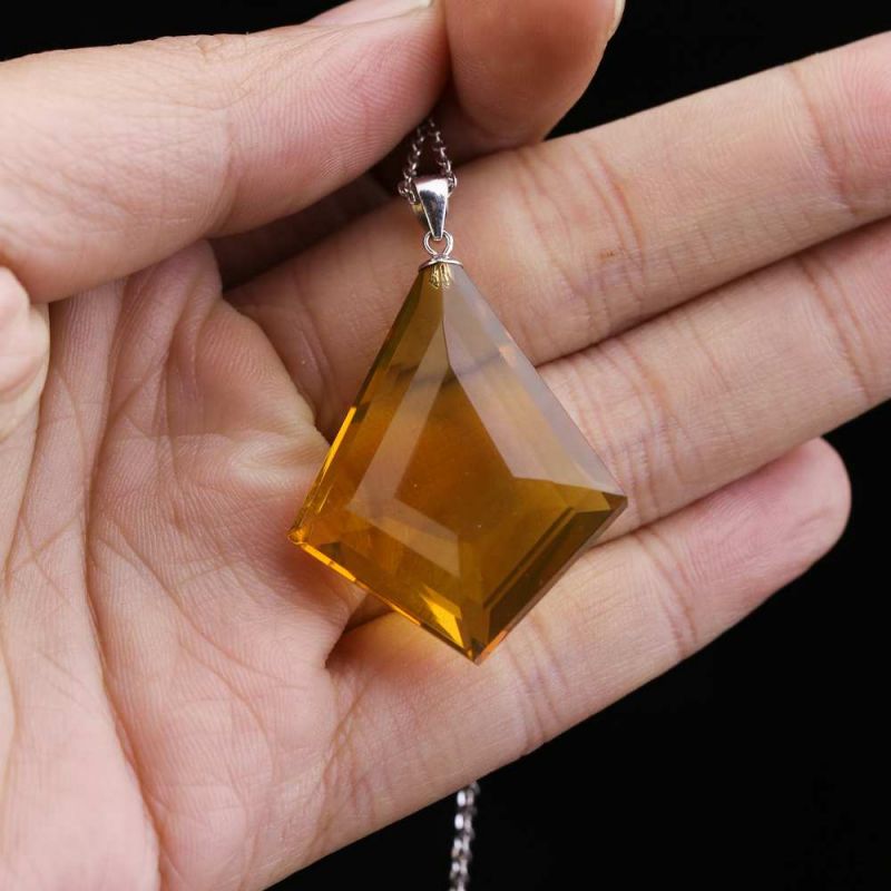 首页 珠宝 宝石珍珠 琥珀/蜜蜡 绣花张 四边菱形水滴茶珀吊坠商品货号