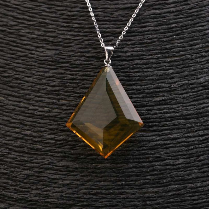 首页 珠宝 宝石珍珠 琥珀/蜜蜡 绣花张 四边菱形水滴茶珀吊坠商品货号