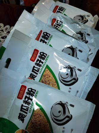 07 黄瓜籽粉是独立包装,方便携带和冲泡,味道香浓,据说有补钙作用.